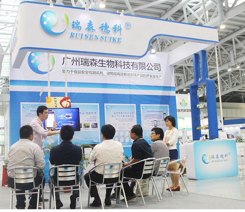 我司市場部主管羅奕銘為客戶講解“動物衛(wèi)生風險管理系統(tǒng)及移動執(zhí)法終端”