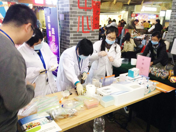 東莞市常平鎮(zhèn)質(zhì)檢中心美食節(jié)現(xiàn)場(chǎng)開(kāi)展食品安全抽