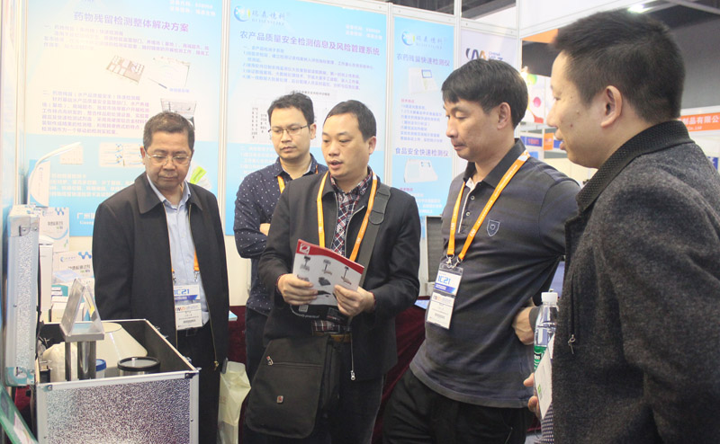 我司同事梁偉能為佛山市食藥監(jiān)系統(tǒng)工作人員介紹水產(chǎn)品質(zhì)量安全快速檢測箱