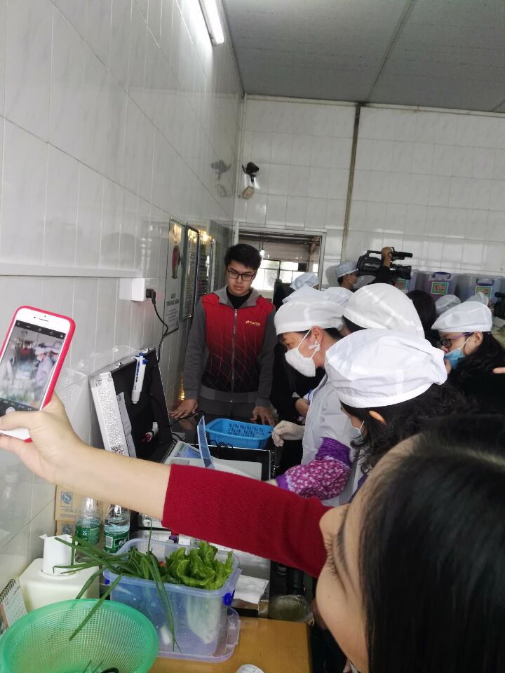 南海區(qū)食品藥品監(jiān)督局獅山分局食用農(nóng)產(chǎn)品快檢設(shè)備捐贈(zèng)儀式在獅山舉